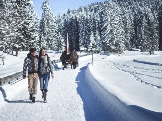 Blick auf Spaziergänger im Winter in Seefeld